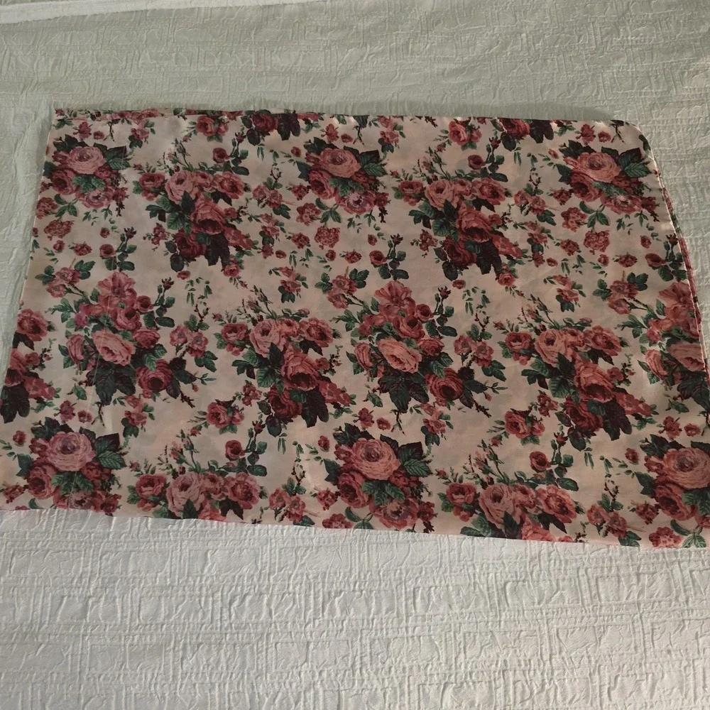 Betsey Johnson Floral Rose Pillowcase Pink Burgundy Cottagecore Shabby Chic 1pc
